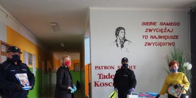 Pułtuska Trójka otrzymała prezent dla uczniów