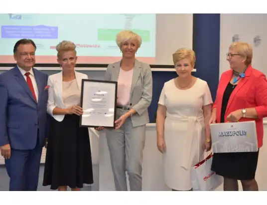 Dorota Sobocińska i Anna Świerczewska -  opiekunowie stypendystów z Ruszkowskiego wyróżnieni 