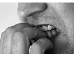 Obgryzasz paznokcie? Sprawdź, jak skończyć z tym paskudnym nałogiem 