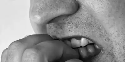 Obgryzasz paznokcie? Sprawdź, jak skończyć z tym paskudnym nałogiem 