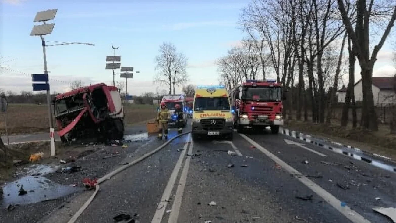 Wypadek w Kacicach pod Pułtuskiem. Są ranni.