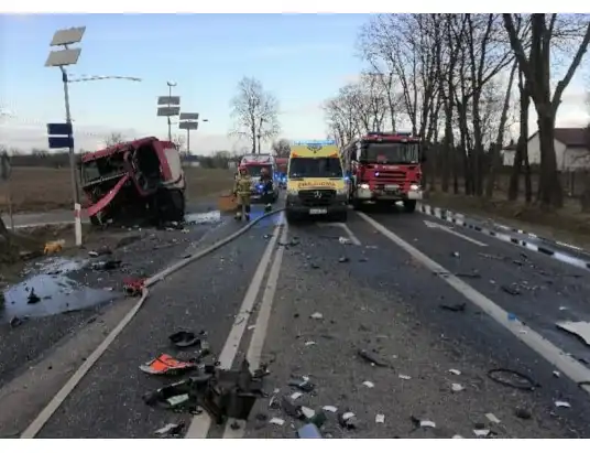 Wypadek w Kacicach pod Pułtuskiem. Są ranni.