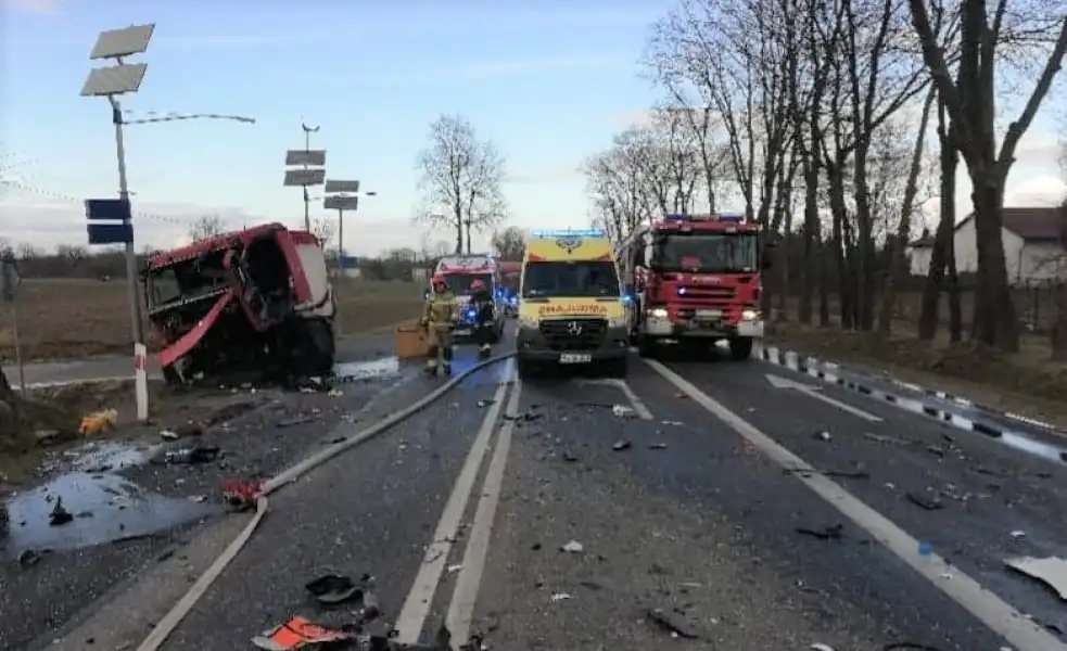 Wypadek w Kacicach pod Pułtuskiem. Są ranni.