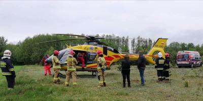 Śmigłowiec LPR lądował w Prusinowicach w powiecie pułtuskim. Strażacy pomagali w zabezpieczeniu terenu