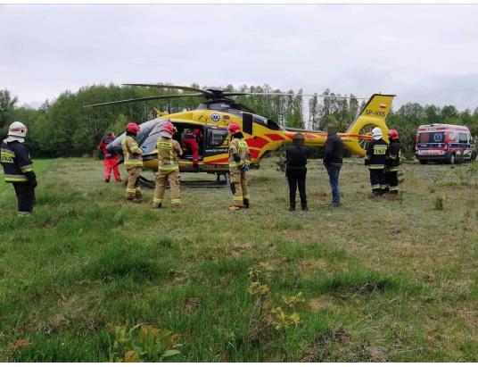 Śmigłowiec LPR lądował w Prusinowicach w powiecie pułtuskim. Strażacy pomagali w zabezpieczeniu terenu