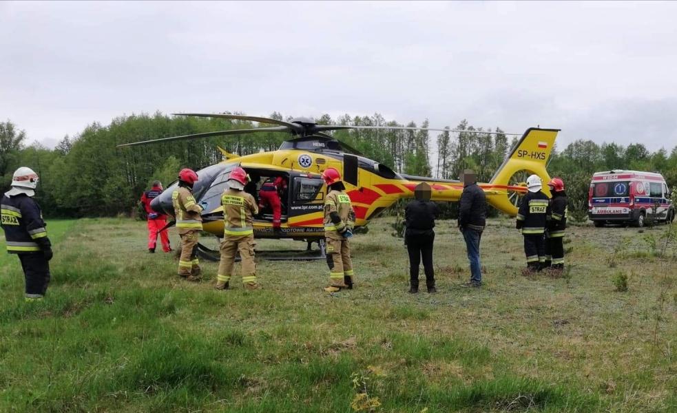 Śmigłowiec LPR lądował w Prusinowicach w powiecie pułtuskim. Strażacy pomagali w zabezpieczeniu terenu