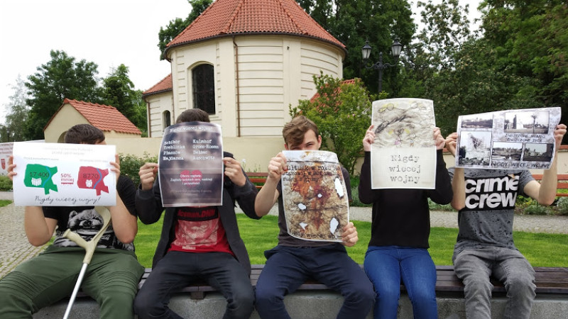 Nigdy więcej wojny - niestandardowe techniki wykonania plakatów przez uczniów z pułtuskiego Prusa