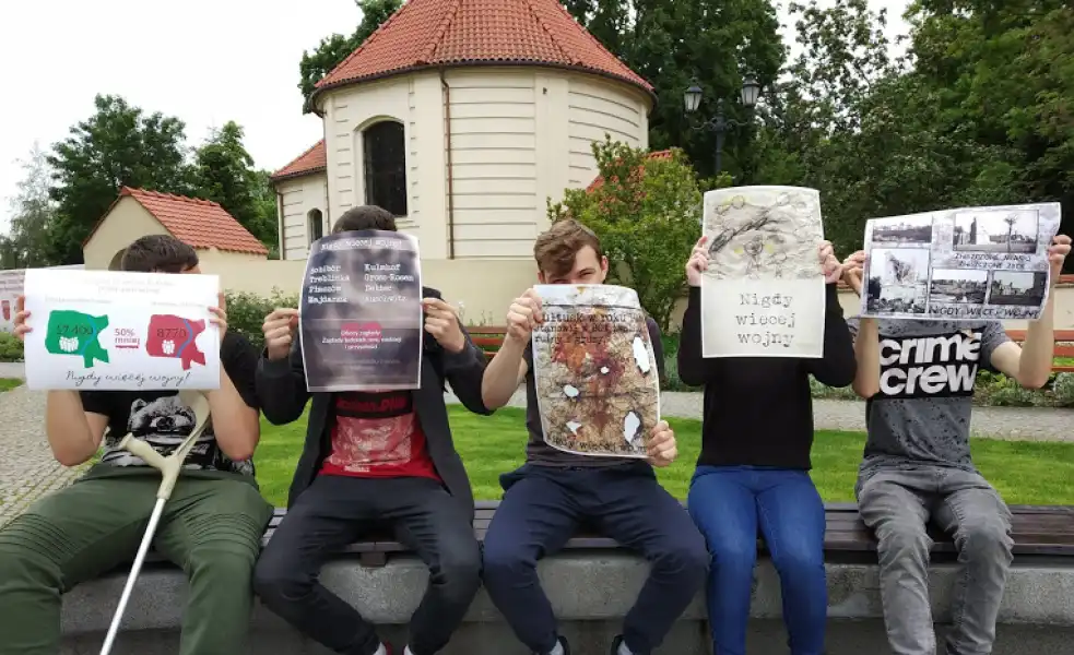 Nigdy więcej wojny - niestandardowe techniki wykonania plakatów przez uczniów z pułtuskiego Prusa