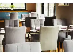 Jak wybrać idealne krzesła tapicerowane do salonu?