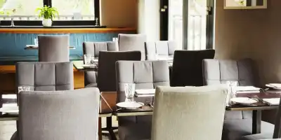 Jak wybrać idealne krzesła tapicerowane do salonu?