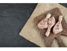 Smakowita magia na talerzu. Przepyszne pieczone udka z soczystymi warzywami.