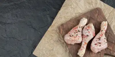 Smakowita magia na talerzu. Przepyszne pieczone udka z soczystymi warzywami.