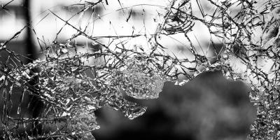 Wandale powybijali szyby w obiektach.