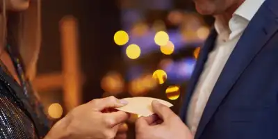 Dzielenie się opłatkiem. Korzenie tradycji i symbolika dla chrześcijan.