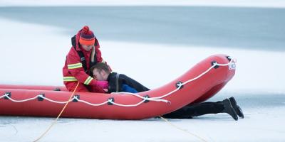Jak zachować się podczas złamania się lodu? - pokaz z zakresu ratownictwa w Pułtusku