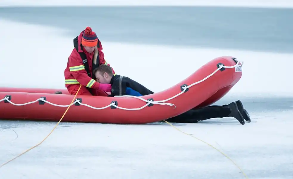 Jak zachować się podczas złamania się lodu? - pokaz z zakresu ratownictwa w Pułtusku