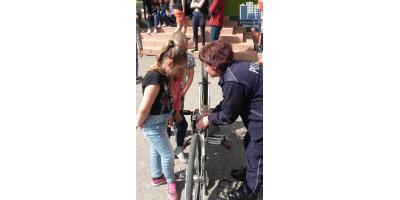 Policjanci znakowali rowery w pułtuskich szkołach