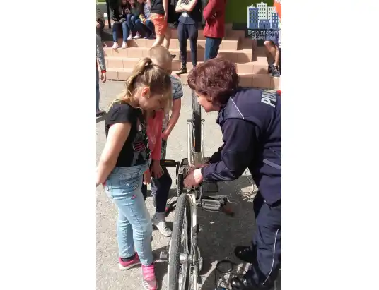 Policjanci znakowali rowery w pułtuskich szkołach