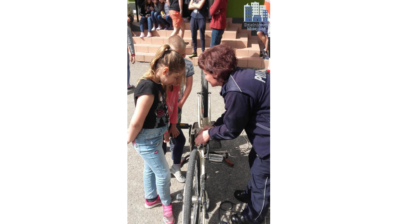 Policjanci znakowali rowery w pułtuskich szkołach