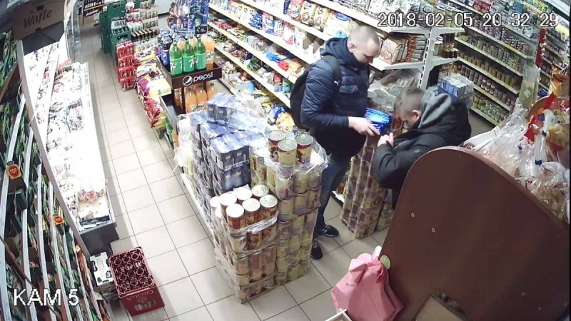 U sąsiadów: Policja w Ciechanowie poszukuje sklepowych złodziei