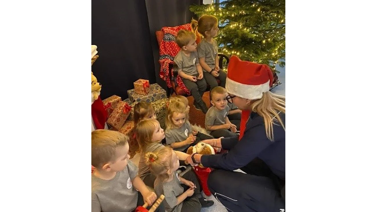 Policjanci jako pomocnicy Mikołaja w Żłobku Miejskim w Pułtusku