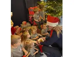 Policjanci jako pomocnicy Mikołaja w Żłobku Miejskim w Pułtusku