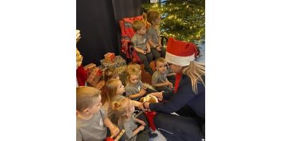 Policjanci jako pomocnicy Mikołaja w Żłobku Miejskim w Pułtusku