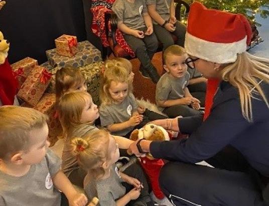 Policjanci jako pomocnicy Mikołaja w Żłobku Miejskim w Pułtusku