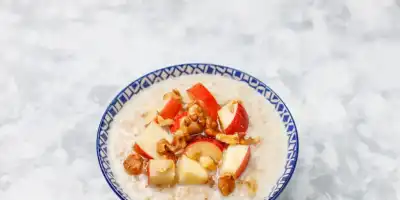 Jesienny rarytas. Jak przygotować ryż zapiekany z jabłkami i cynamonem?