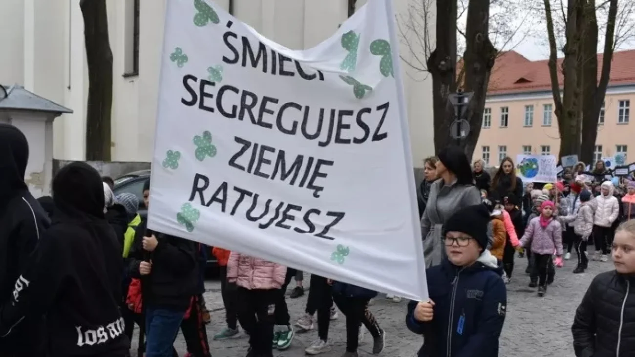 Młodzi z pułtuskiej “Jedynki” manifestowali proekologiczne zachowania z okazji Dnia Ziemi