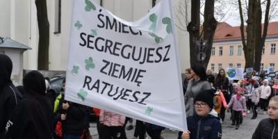 Młodzi z pułtuskiej “Jedynki” manifestowali proekologiczne zachowania z okazji Dnia Ziemi