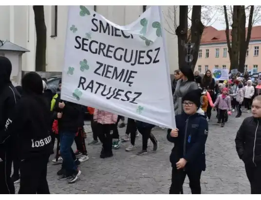 Młodzi z pułtuskiej “Jedynki” manifestowali proekologiczne zachowania z okazji Dnia Ziemi