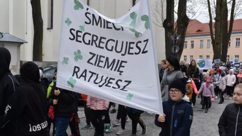 Młodzi z pułtuskiej “Jedynki” manifestowali proekologiczne zachowania z okazji Dnia Ziemi
