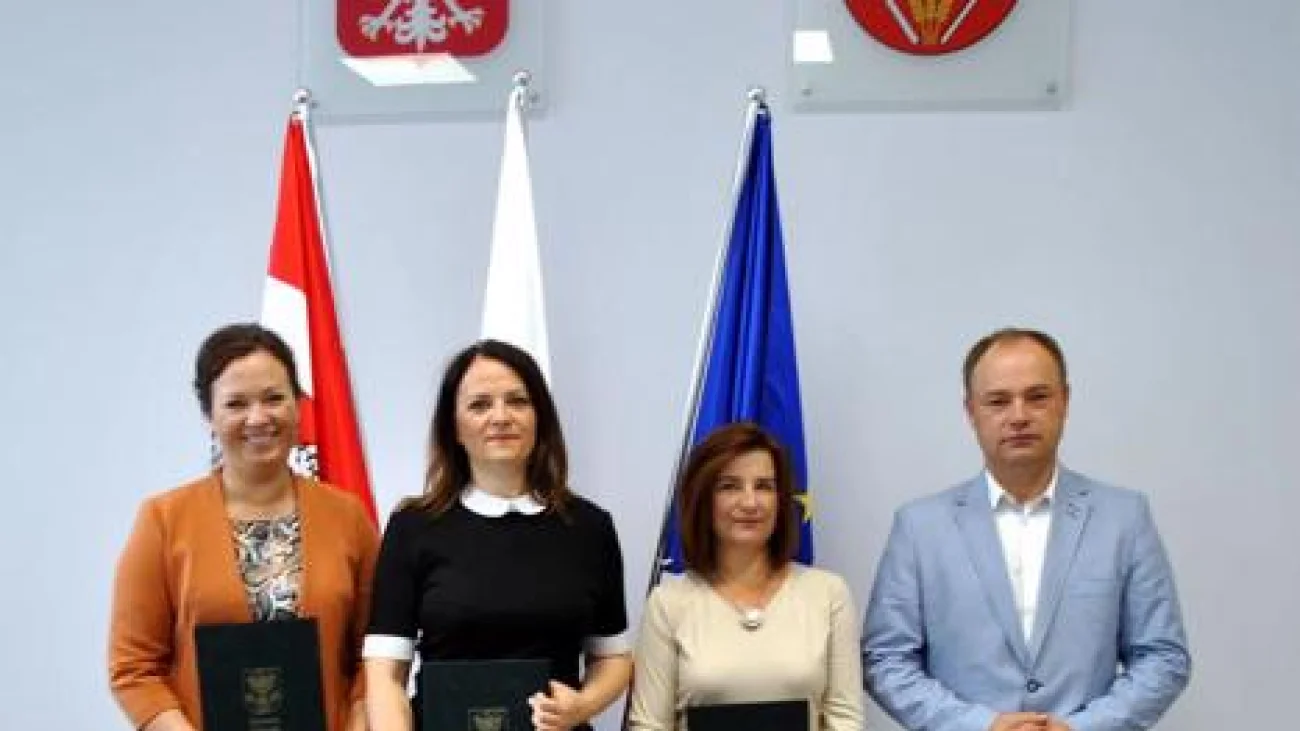 Dyrektorzy kilku placówek oświatowych w Pułtusku odebrali akty powierzenia