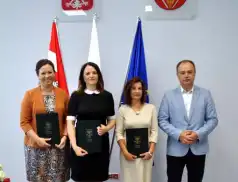 Dyrektorzy kilku placówek oświatowych w Pułtusku odebrali akty powierzenia